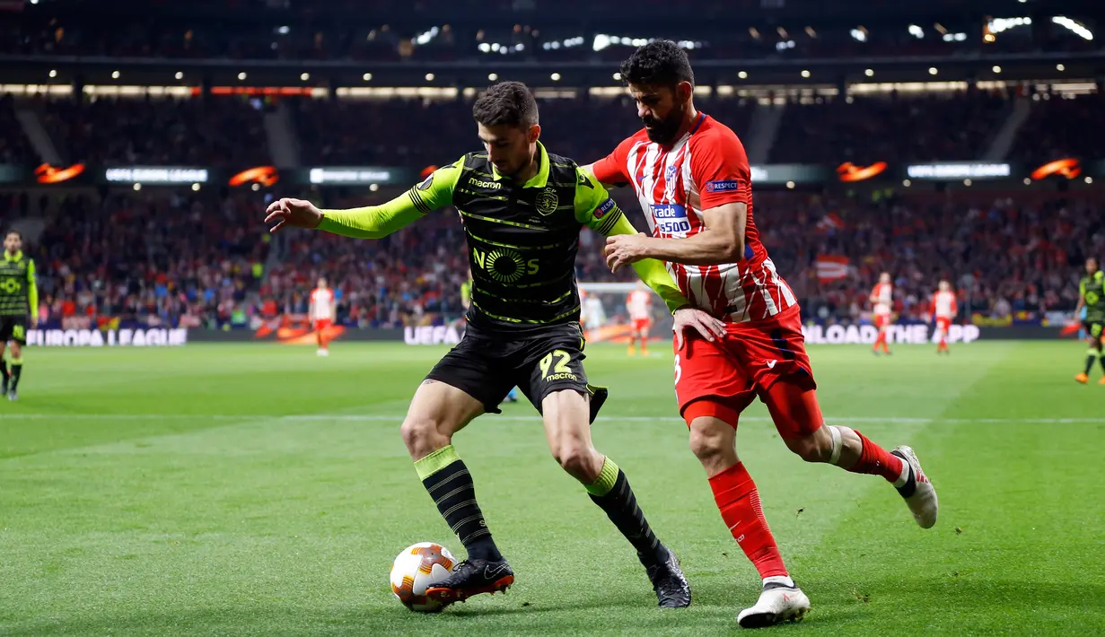 Striker Atletico Madrid Diego Costa berusaha mengambil bola dari pemain Sporting Lisbon Cristiano Piccini saat pertandingan Liga Europa di stadion Metropolitano, Madrid (5/4). (AP Photo / Francisco Seco)