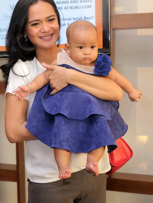 Mengabadikan anaknya menjadi penting lantaran, kejadian serupa tidak akan terulang kembali. Salain itu juga sebagai kenangan saat telah besar. (Andy Masela/Bintang.com)