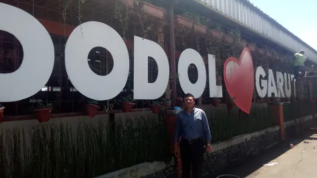Ato Hermanto, tengah berpose di depan pabrik dodol Picnic di jalan Pasundan, Garut