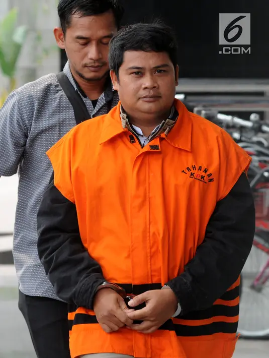 Tangan kanan mantan Bupati Labuhanbatu Pangonal Harahap, Umar Ritonga (kanan) tiba di Gedung KPK, Jakarta, Senin (29/7/2019). Umar Ritonga diperiksa sebagai tersangka terkait membawa lari uang Rp 500 juta dugaan suap proyek di lingkungan Pemda Labuhanbatu. (merdeka.com/Dwi Narwoko)