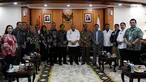 Jajaran SCM Grup foto bersama dengan Ketua DPD RI, La Nyalla Mattalitti usai melakukan audiensi di Nusantara III, Kompleks Parlemen, Senayan, Jakarta, Selasa (29/10/2019). Audiensi tersebut membahas kerjasama antara SCM dan DPD RI. (Liputan6.com/Johan Tallo)