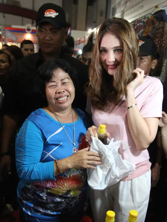 Ibu ini memberikan oleh-oleh untuk Luna Maya berupa madu Kalimantan. (Fathan Rangkuti/Bintang.com)