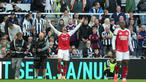 Pemain Arsenal, Gabriel Magalhaes, merayakan gol ke gawang Newcastle United pada lanjutan Liga Inggris di St James Park, Minggu (28/9/2025). (AP Photo/Jon Super)