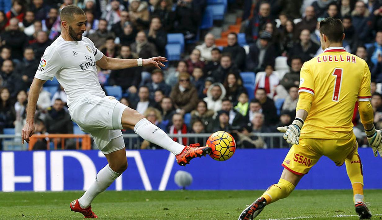 Proses terjadinya gol yang dicetak penyerang Real Madrid, Karim Benzema, ke gawang Sporting Gijon. Bomber Prancis itu berhasil mencetak dua gol pada laga itu. (Reuters/Andrea Comas)