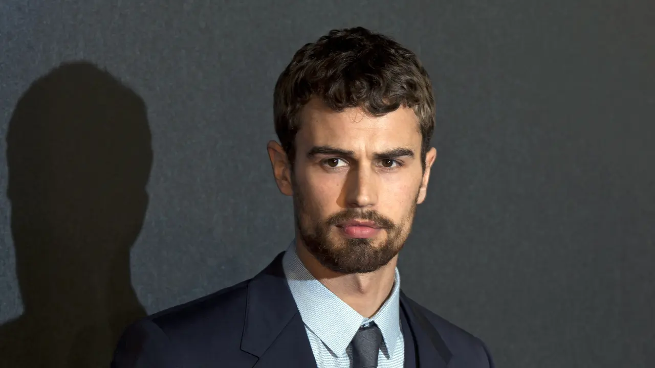 [Bintang] Theo James