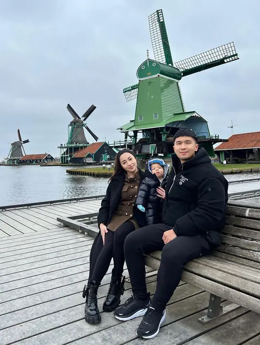 Termasuk saat liburan di Belanda baru-baru ini. Layering outfit jadi andalan Nikita untuk tetap hangat. [Foto: nikitawillyofficial94].