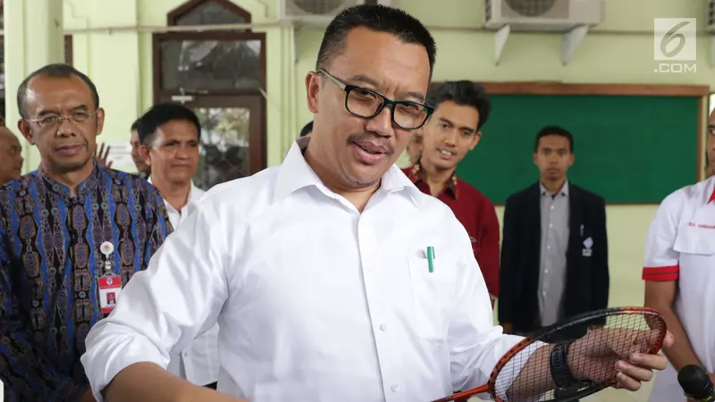 Menpora Imam Nahrawi Mainkan Raket Jelang Rapat Perpisahan