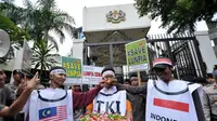 Sejumlah massa yang tergabung dalam Formasbudi (Forum Masyarakat Peduli Budaya Indonesia) melakukan aksi di depan Kedutaan Besar Malaysia.