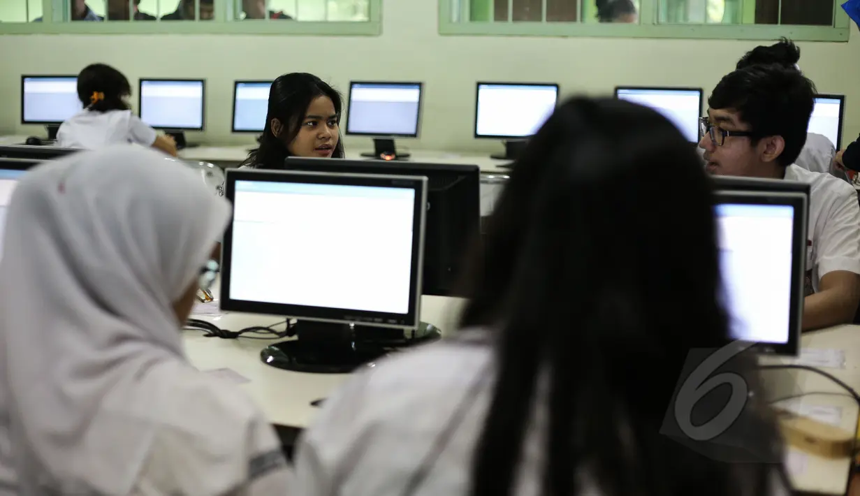 Sejumlah siswa bersiap mengikuti Ujian Nasional (UN) berbasis komputer di SMAN 70 Jakarta, Senin (13/4). Kemendikbud menjalankan kebijakan baru dengan mengadakan UN berbasis komputer pada 585 sekolah di seluruh Indonesia. (Liputan6.com/Faizal Fanani)
