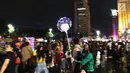 Warga membawa balon saat car free night pada malam pergantian tahun di Jalan MH Thamrin, Jakarta, Senin (31/12). Hujan yang mengguyur Jakarta sejak siang tidak menyurutkan antusias warga menikmati car free night. (Liputan6.com/Angga Yuniar)