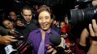 Menteri Susi Pudjiastuti yang mengenakan pakaian serba ungu itu tampak didampingi sejumlah ajudannya, Jakarta, Rabu (3/12/2014). (Liputan6.com/Miftahul Hayat)