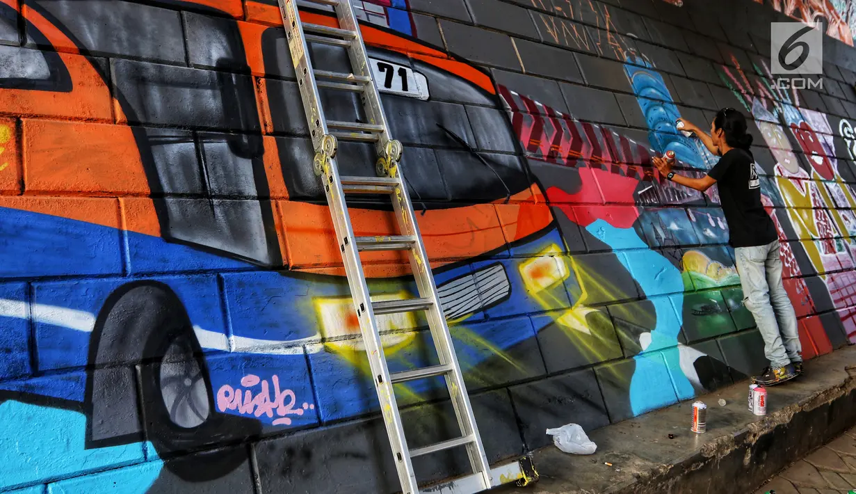 Seniman dari Komunitas mural dan Gravity membuat gambar di Kolong Tol, Jakarta, Rabu (19/6/2019). Pembuatan Mural Gravity tersebut bermaksud untuk membuat lingkungan sekitar menjadi indah dan elok dipandang mata. (Liputan6.com/Johan Tallo)