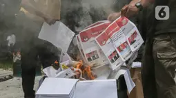 Ribuan surat suara tersebut dimusnahkan dengan cara dibakar. (Liputan6.com/Angga Yuniar)
