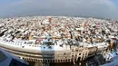 Pemandangan udara salju menutupi atap rumah dan bangunan saat hujan salju lebat terjadi di Venesia, Italia, Rabu (28/2). Cuaca ekstrem dan salju melanda negeri tersebut dan menciptakan temperatur di bawah nol selama beberapa hari. (Andrea PATTARO/AFP)