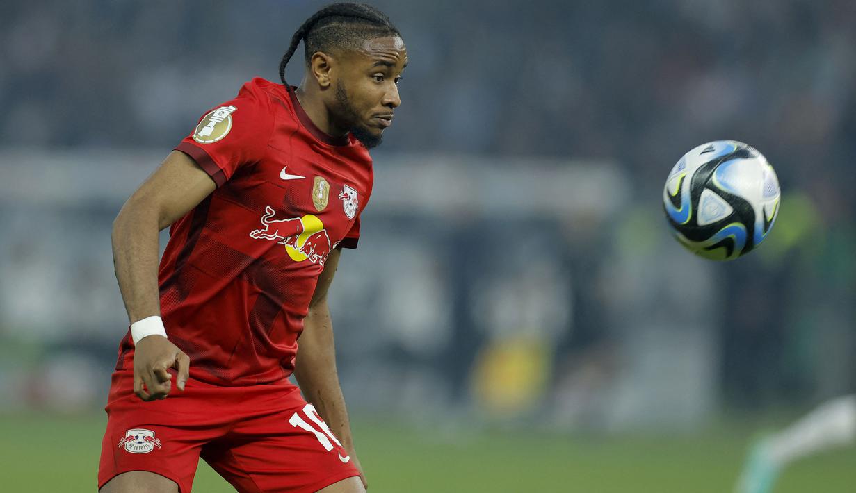 Striker RB Leipzig, Christopher Nkunku mengontrol bola saat menghadapi Eintracht Frankfurt pada laga final DFB Pokal 2022/2023 di Berlin, Jerman (3/6/2023). Christopher Nkunku didatangkan Chelsea dari RB Leipzig untuk mengarungi musim 2023/2024 dengan mahar senilai 60 juta euro atau setara Rp984 miliar dengan durasi kontrak selama 6 tahun hingga 30 Juni 2029. (AFP/Odd Andersen)