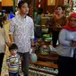 Selvi Ananda yang sedang hamil tua sedang berburu kuliner di Traditional Dessert Festival bersama dengan Gibran dan putranya Jan Ethes.(Liputan6.com/Fajar Abrori)