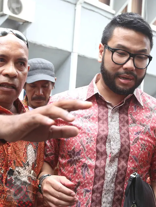 Suami Cathy Sharon, Eka Kusuma Putra mengenakana kemeja batik berwarna merah muda, Pengadilan Jakarta Selatan, Senin (14/3/2016). Eka sama sekali menolak memberikan keterangan apapun mengenai perceraiannya. (Liputan6.com/Herman Zakharia)