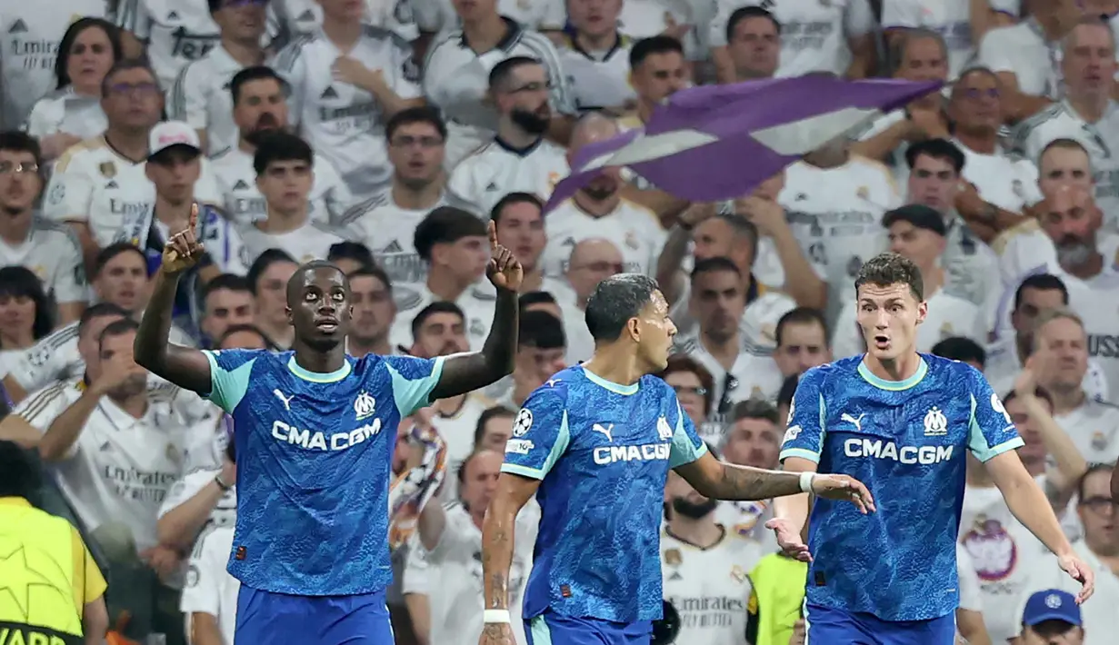 Los Blancos tertinggal lebih dulu. Gol pemain Marseille Timothy Weah (kiri) pada menit ke-22 membungkam pendukung Real Madrid di stadion Santiago Bernabeu. (Pierre-Philippe MARCOU/AFP)