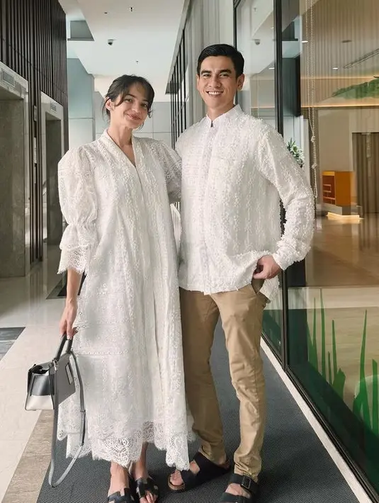 <p>Enzy Storia untuk pertama kali lebaran sebagai seorang istri, ia pun tampil mengenakan baju putih serasi dengan suami. Enzy mengenakan dress lace lengan balon. [@enzystoria]</p>