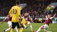 Pemain Arsenal Gabriel Martinelli (tengah) menendang bola ke gawang Burnley pada pertandingan Liga Inggris di Turf Moor, Burnley, Inggris, Minggu (2/2/2020). Laga berakhir imbang tanpa gol. (Oli SCARFF/AFP)