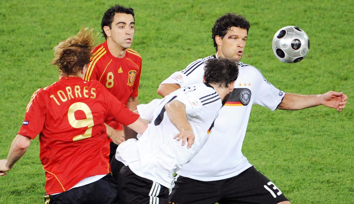 Di partai final, Spanyol menumbangkan Jerman dengan skor tipis 1-0 melalui gol yang dicetak oleh Fernando Torres dan tentunya umpan dari sang maestro Xavi Hernandez. (AFP/Mladen Antonov)