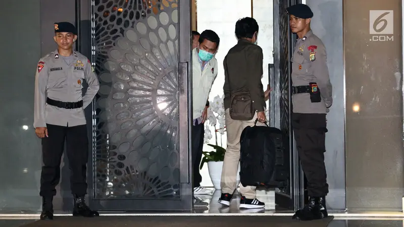 PHOTO: Bawa Tas, Penyidik KPK Masuk ke Dalam Rumah Setnov