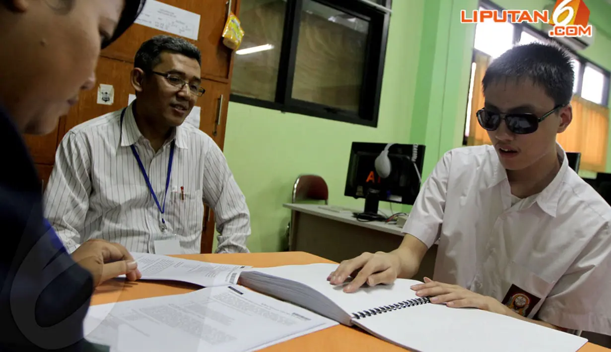 Ujian Nasional yang digelar mulai 14 hingga 16 April 2014 juga diikuti oleh siswa dengan kebutuhan khusus. Tampak salah satu siswa berkebutuhan khusus mengikuti ujian nasional di SMA 112 Jakarta, Senin (14/4/2014). (Liputan6.com/Johan Tallo)