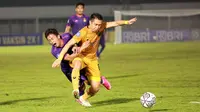 Pemain Bhayangkara FC, Lee Yoo-joon (depan) mengadang pemain Persik Kediri, Hariyanto Panto dalam laga pekan ke-5 BRI Liga 1 2021/2022 di Stadion Madya, Jakarta, Rabu, (29/9/2021). Bhayangkara FC menang 2-0. (Bola.com/ M Iqbal Ichsan)
