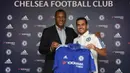 Pedro Rodriguez bersama Direktur Teknik Chelsea, Michael Emenalo, setelah penandatanganan kontrak berdurasi empat tahun. (Chelseafc.com)