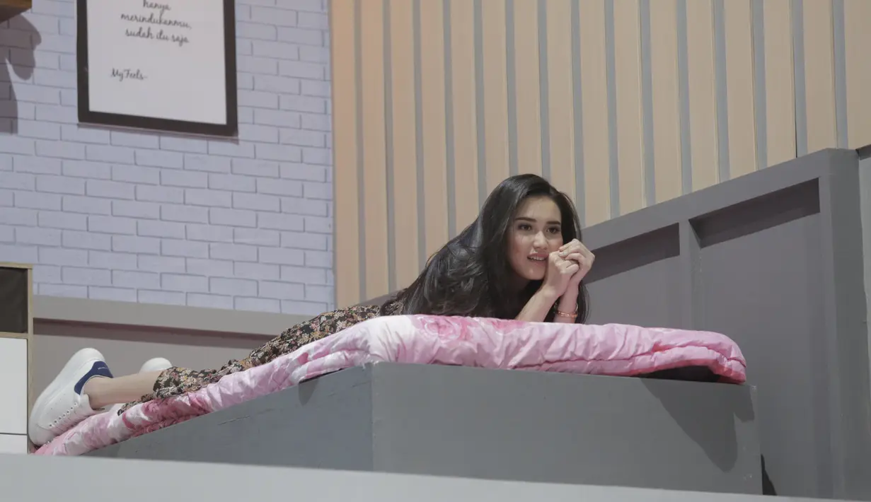 Dengan piyama coklat dan rambut dibiarkan tergerai, menjadi gaya simpel Ayu Ting Ting saat tampil menghibur di acara sahur salah satu televisi swasta. Kecantikan Ayu Ting Ting benar-benar terpancar saat itu. (KapanLagi.com/Muhammad Akrom Sukarya)