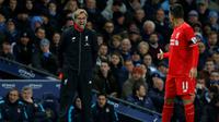 Roberto Firmino (kanan) yakin Jurgen Klopp akan membawa Liverpool meraih banyak gelar juara. (Reuters/Carl Recine)
