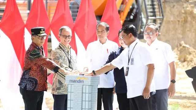 Presiden Joko Widodo (Jokowi) melakukan peletakan batu pertama atau groundbreaking pembangunan Gedung Kantor PT Bank Mandiri (Persero) Tbk di Kawasan Ibu Kota Nusantara (IKN),Kamis (29/2/2024). (Foto: Istimewa)