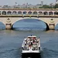 Kapal melewati&nbsp;sepanjang Sungai Seine di Paris pada 4 Juli 2024. (Dok: JOEL SAGET / AF)