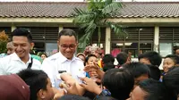 Gubernur dan Wagub DKI Jakarta Anies Baswedan-Sandiaga Uno sambangi SD di Cawang (Liputan6.com/Ika Defianti)