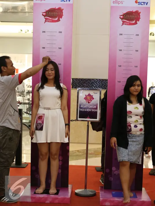 Peserta diukur tinggi dan berat badannya oleh panitia saat audisi Miss Celebrity (Micel) 2015 yang digelar di Mall Kota Kasablanka, Jakarta, Sabtu (10/10). Audisi Micel 2015 digelar di tujuh kota di Indonesia. (Liputan6.com/Herman Zakharia)