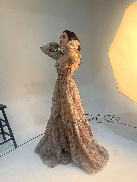 Penampilan memesona Syifa Hadju dalam balutan dress yang flowy. Dress lengan panjang dengan bagian rok yang megah ini memiliki motif floral yang membuat penampilan Syifa Hadju semakin manis. [Foto: Instagram/syifahadju]