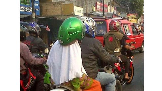 6 Kelakuan Cewek saat Pakai Helm di Jalan Ini Kocak