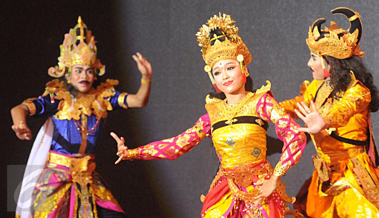Drama tari turunnya Bhagavad Gita ditampilkan pada perayaan Gita Jayanti yang digelar International Society for Krishna Consciousness (Iskon) di Jakarta, Sabtu (24/12). (Liputan6.com/Helmi Afandi)