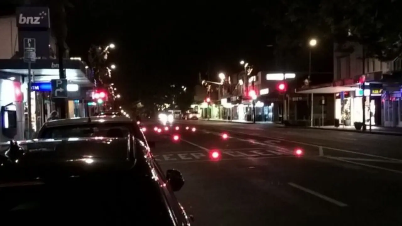 Cara Unik Buat Pengendara Tertib Berhenti di Lampu Merah