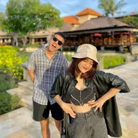 Fuji dan sang kakak Fadly Faisal saat berlibur di Bali. (dok. Instagram @fuji_an)