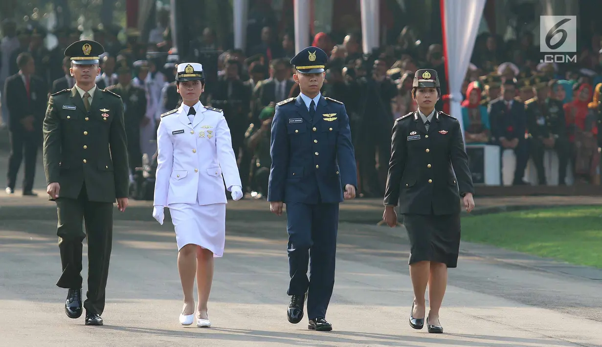 Perwira Remaja dari Akademi Militer, Akademi AL, Akademi AU dan Akademi Kepolisian bersiap menerima penghargaan Adhi Makayasa pada upacara pelantikan Prasetya Perwira Remaja (Praspa) 2017 di Istana Merdeka, Selasa (25/7). (Liputan6.com/Angga Yuniar)