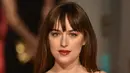 Aktris AS, Dakota Johnson berpose di red carpet ajang British Academy of Film and Television Arts (BAFTA) 2016 di London, Minggu (14/2). Nominator kategori Rising Star itu tampil dengan sapuan make up tipis dan tanpa memakai akesoris. (AFP/NIKLAS HALLE'N)