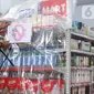 Karyawan menutup produk yang diboikot karena dinilai berafiliasi dengan Prancis dengan menggunakan pelastik dan bertada silang di sebuah minimarket di Tangerang, Banten, Kamis (5/11/2020). (Liputan6.com/Angga Yuniar)