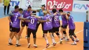 Selebrasi kemenangan tim Purple Shark pada pertandingan cabor bola voli Turnamen Olahraga Selebriti Indonesia (TOSI) yang berlangsung di Kelapa Dua Sport Center, Tangerang, Minggu (13/10/2024).