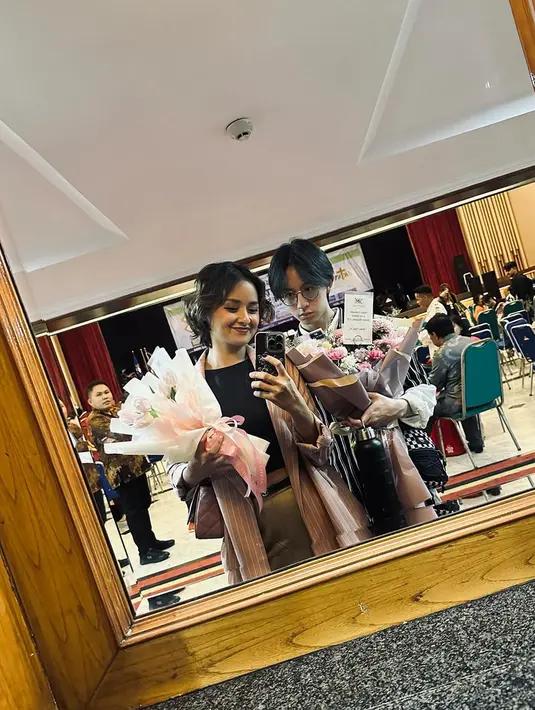 Zuzu sang putra bahkan rela tak masuk sekolah dan tak ikut competisi karena ingin melihat mamanya graduation. Joanna mengambil kuliah jurusan Theologi dan kini ia sudah sah menyandang gelar S.Th. Wanita berusia 37 tahun itu mengucap terima kasih kepada keluarganya yang telah mendukung dan mendoakannya setiap saat. (Liputan6.com/IG/@joannaalexandra)