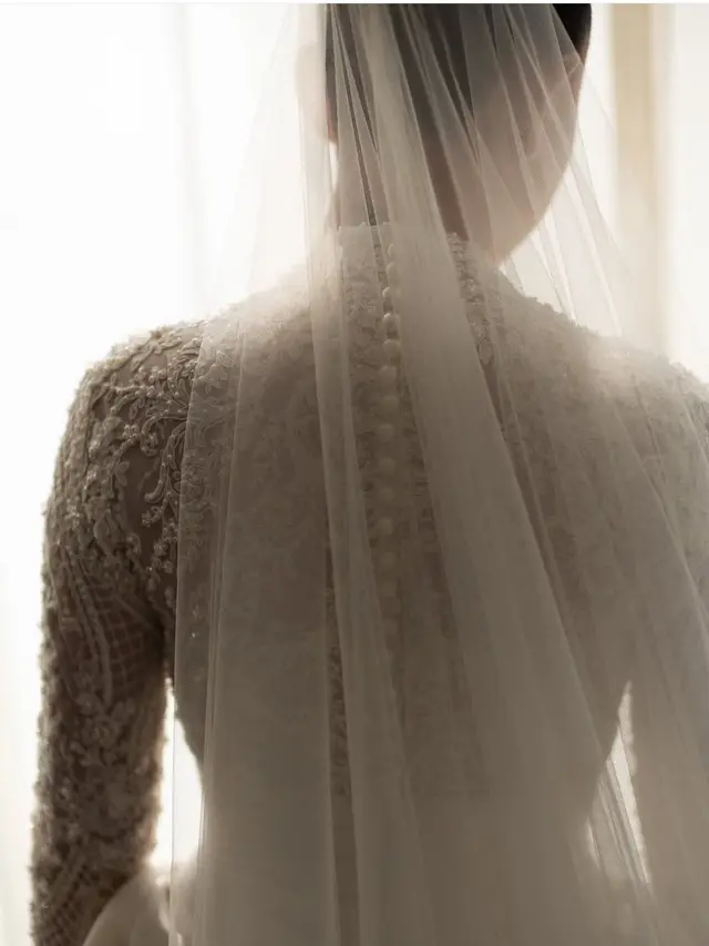 Amanda Manopo mengenakan veil panjang di hari pernikahannya. [@amandazevannya]