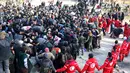 Anggota Bulan Sabit Merah melindungi warga Aleppo saat akan dievakuasi, Suriah (18/12). Warga Aleppo meninggalkan daerah yang telah dikuasai oleh pemberontak. (REUTERS / Abdalrhman Ismail)