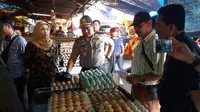 Polisi keluar masuk pasar tradisional cek harga kebutuhan pokok (Liputan6.com/ Eka Hakim)