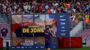 Gelandang baru Barcelona, Frenkie de Jong menyapa para fans selama pengenalan dirinya di stadion Camp Nou, Spanyol (5/7/2019). Frenkie de Jong diboyong Barcelona dari Ajax Amsterdam. (AP Photo/Emilio Morenatti)