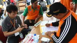 Petugas menindak seorang warga yang tertangkap tangan saat membuang sampah sembarangan di CFD, Jakarta, Minggu (28/1). Petugas juga memberi hukuman sosial atau denda minimal Rp 100.000. (Liputan6.com/Angga Yuniar)